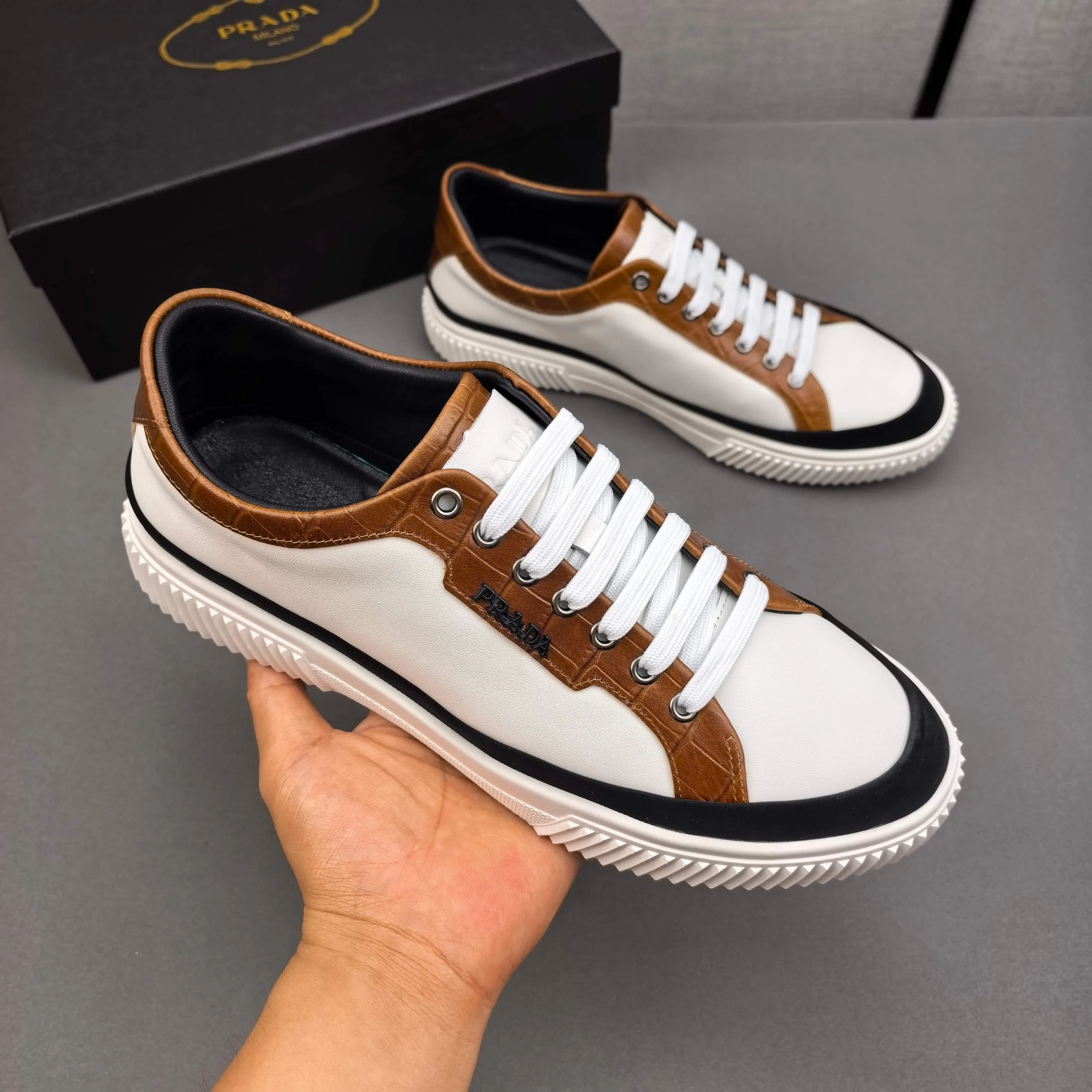 PP400👟👟👟Prada set off the audience! Prada, an international brand that is constantly innovating, this men's casual shoe, the original version, made of cowhide leather at a ratio of one to one at the store, with leather feet and rubber non-slip outsole, breathable and comfortable, quality speaks for itself👄38-44